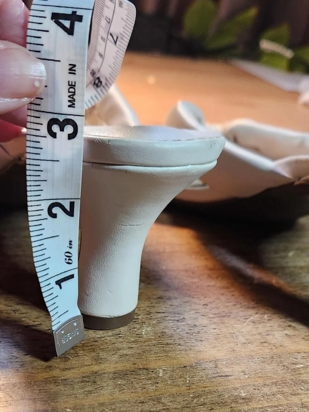 London Fog Cream Knotted Toe-Post Sandal, Sz 9. - Picture 3 of 6